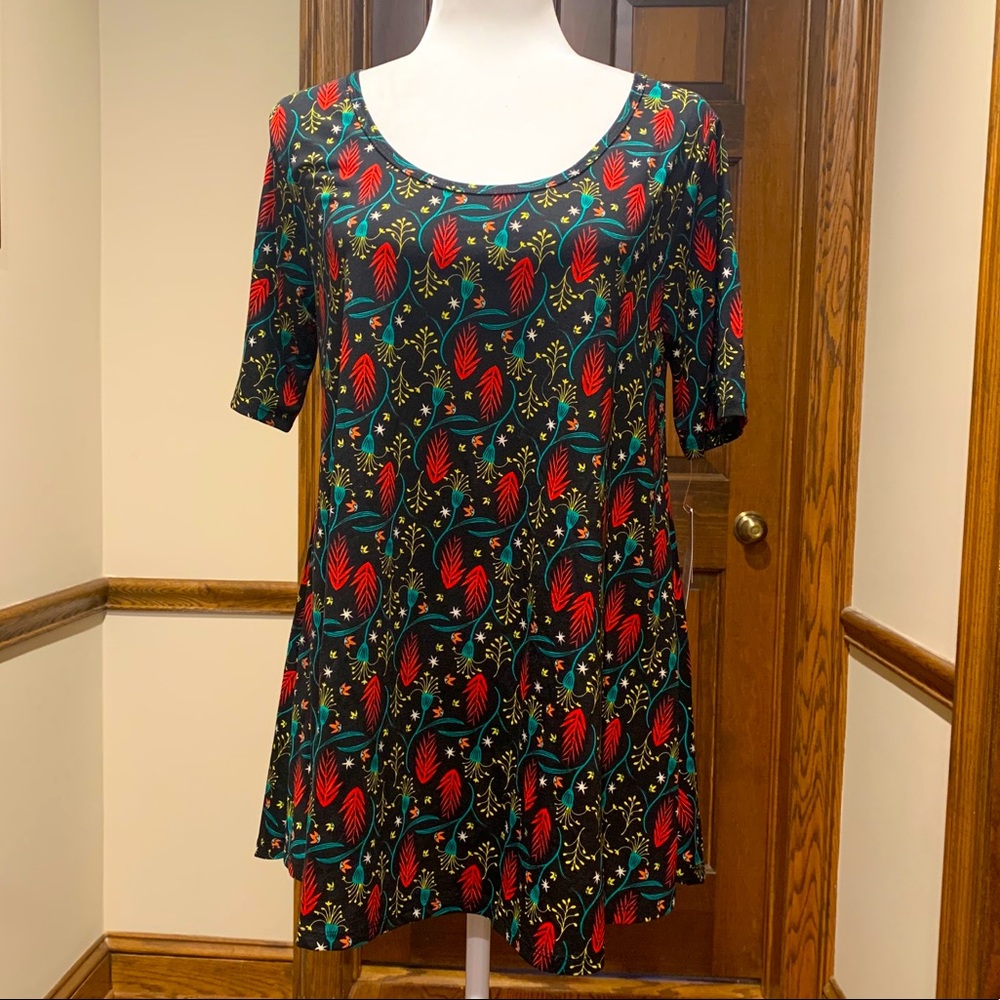 ⭐️Black Floral Scoop-neck Lularoe Perfect Tee
